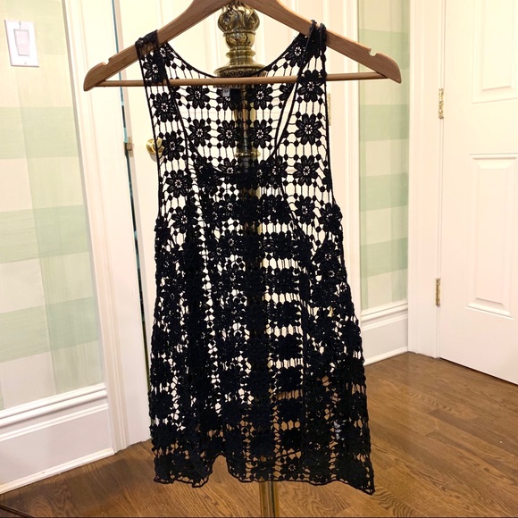Black Crotchet Flower Tank Top 🌸 - Picture 2 of 3